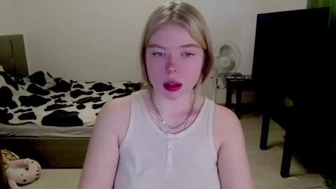 Snapshot of kitten_jenny01 chatting on December 7, 10:06 am Jennyblonde and Emmabrunette online show from December 7, 10:06 am