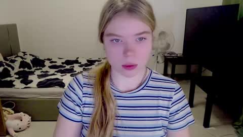 Snapshot of kitten_jenny01 chatting on December 6, 10:22 am Jennyblonde and Emmabrunette online show from December 6, 10:22 am