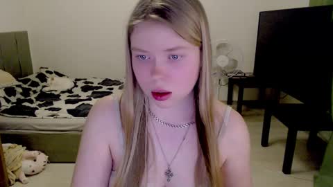 Snapshot of kitten_jenny01 chatting on February 20, 12:52 am Jennyblonde and Emmabrunette online show from February 20, 12:52 am