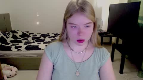 Snapshot of kitten_jenny01 chatting on December 4, 11:57 am Jennyblonde and Emmabrunette online show from December 4, 11:57 am