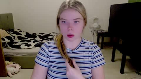 Snapshot of kitten_jenny01 chatting on December 1, 10:45 pm Jennyblonde and Emmabrunette online show from December 1, 10:45 pm