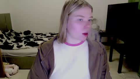 Snapshot of kitten_jenny01 chatting on December 18, 6:53 am Jennyblonde and Emmabrunette online show from December 18, 6:53 am