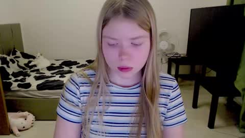 Snapshot of kitten_jenny01 chatting on February 23, 12:51 am Jennyblonde and Emmabrunette online show from February 23, 12:51 am