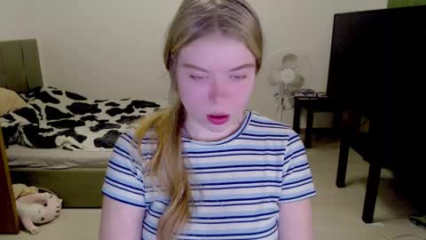 Snapshot of kitten_jenny01 chatting on December 1, 4:32 pm Jennyblonde and Emmabrunette online show from December 1, 4:32 pm