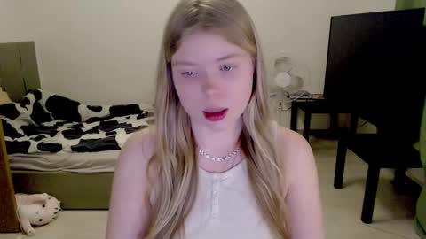 Snapshot of kitten_jenny01 chatting on March 7, 10:43 pm Jennyblonde and Emmabrunette online show from March 7, 10:43 pm