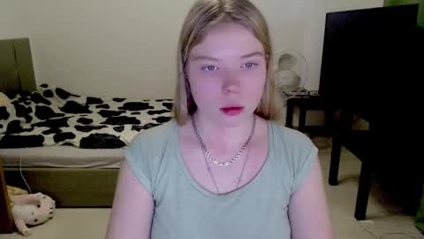 Snapshot of kitten_jenny01 chatting on December 16, 10:29 am Jennyblonde and Emmabrunette online show from December 16, 10:29 am