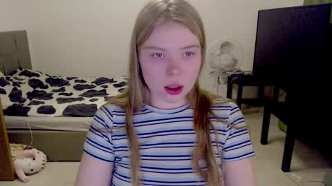 Snapshot of kitten_jenny01 chatting on December 24, 3:47 pm Jennyblonde and Emmabrunette online show from December 24, 3:47 pm