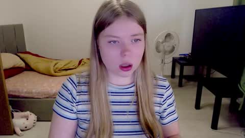 Snapshot of kitten_jenny01 chatting on October 14, 1:58 pm Jennyblonde and Emmabrunette online show from October 14, 1:58 pm