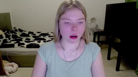 Snapshot of kitten_jenny01 chatting on December 16, 1:32 pm Jennyblonde and Emmabrunette online show from December 16, 1:32 pm