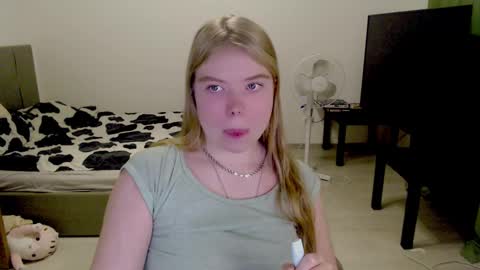 Snapshot of kitten_jenny01 chatting on December 4, 3:04 pm Jennyblonde and Emmabrunette online show from December 4, 3:04 pm