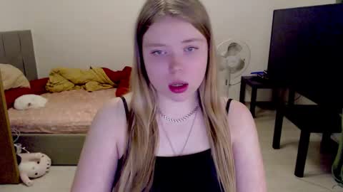 Snapshot of kitten_jenny01 chatting on October 25, 1:44 pm Jennyblonde and Emmabrunette online show from October 25, 1:44 pm