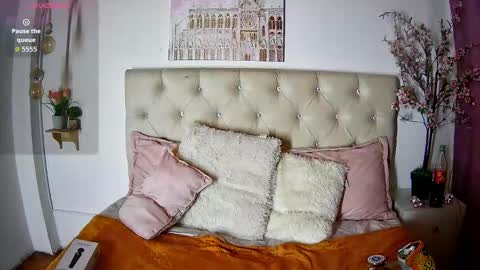 K I T T Y   online show from December 4, 9:25 pm