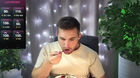 Snapshot of kochka25 chatting on February 4, 8:38 pm Sweet boy online show from February 4, 8:38 pm