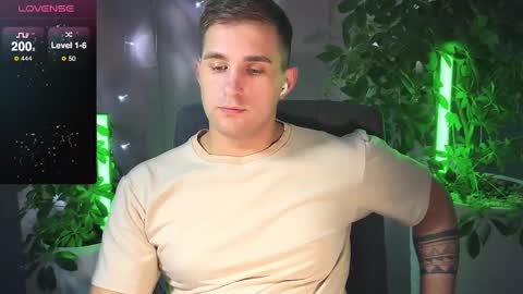 Snapshot of kochka25 chatting on March 6, 9:42 pm Sweet boy online show from March 6, 9:42 pm