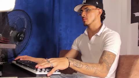 Snapshot of kriss_edwards chatting on October 14, 12:13 am Kriss online show from October 14, 12:13 am