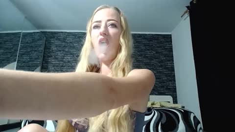 Snapshot of krystal_desire chatting on September 18, 7:29 pm krystal desire online show from September 18, 7:29 pm