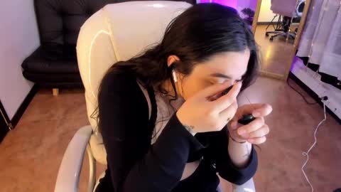 Snapshot of kylie_fire chatting on September 17, 1:36 pm kylie online show from September 17, 1:36 pm