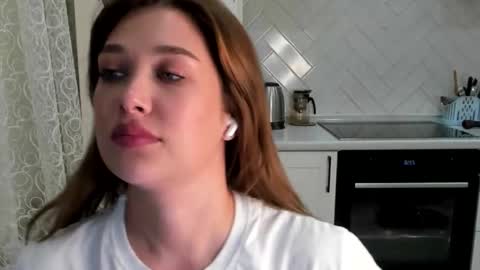 Snapshot of kylieblond chatting on October 7, 9:00 pm Din online show from October 7, 9:00 pm