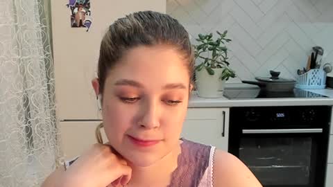 Snapshot of kylieblond chatting on December 18, 5:00 pm Din online show from December 18, 5:00 pm