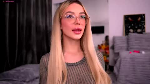 Kylie online show from December 3, 10:21 pm