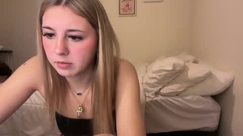 kynziee18 online show from December 28, 1:08 am