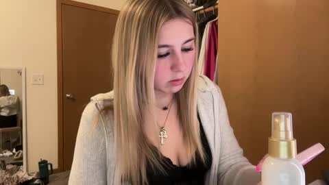 kynziee18 online show from January 9, 1:08 am