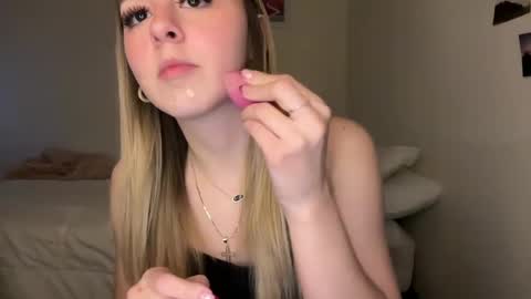 kynziee18 online show from December 6, 2:08 am
