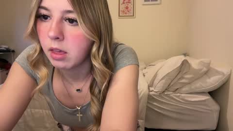 kynziee18 online show from December 18, 1:05 am