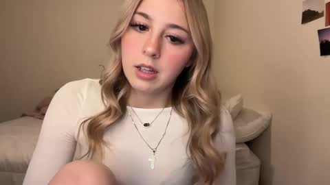 kynziee18 online show from December 20, 1:03 am