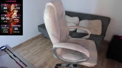  L A R A   online show from September 11, 9:49 pm