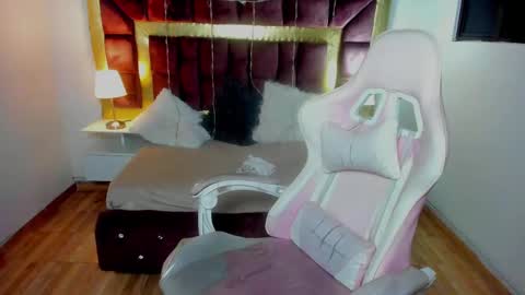  L A R A   online show from February 22, 1:11 am