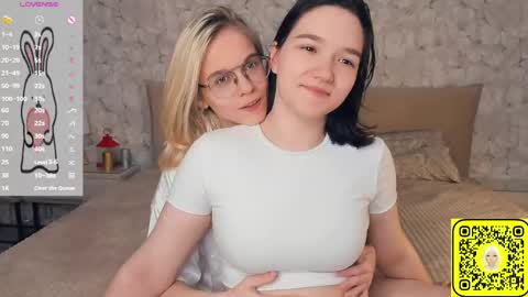 Violet and Isabel online show from June 7, 7:30 pm