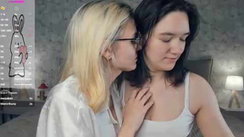 Violet and Isabel online show from August 5, 7:05 am