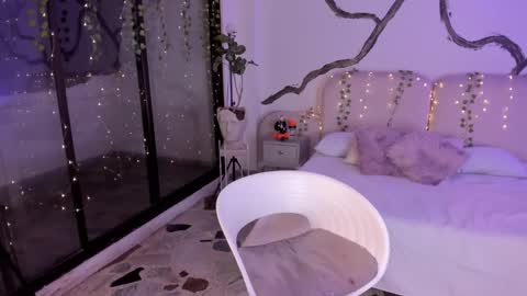 Lady  online show from November 4, 7:10 am