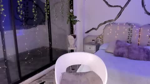 Lady  online show from November 7, 7:33 am