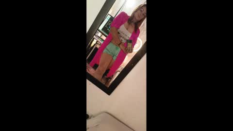 Snapshot of lahurent_weed420 chatting on January 18, 6:21 pm paola and a guest lol online show from January 18, 6:21 pm