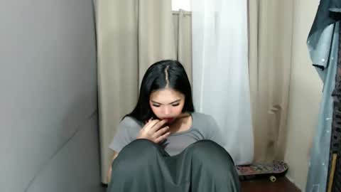 laire online show from March 23, 4:50 am