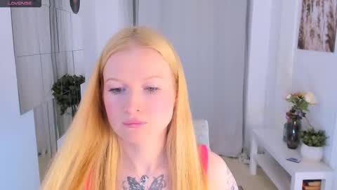 Laly online show from October 14, 5:49 pm