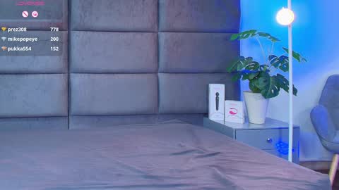 valentino moon online show from April 9, 6:19 am