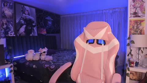 Snapshot of lanakyutt chatting on February 4, 4:37 am L A N A online show from February 4, 4:37 am