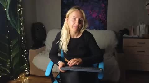 LanaviSmith online show from December 2, 6:22 am