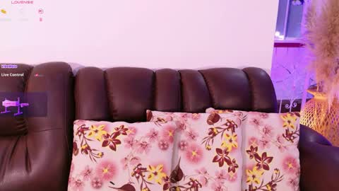 Hello Guys I am Lara Giraldo  WELCOME To my room online show from April 23, 11:17 pm