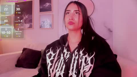 Snapshot of lara_madisson chatting on October 20, 5:01 am Lara Madisson online show from October 20, 5:01 am