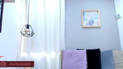 Snapshot of lara_martin chatting on March 1, 12:23 pm 700 200 online show from March 1, 12:23 pm
