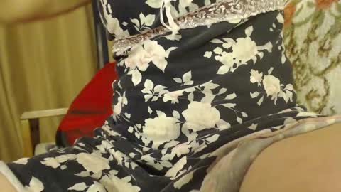 laralhotr online show from March 1, 10:10 pm