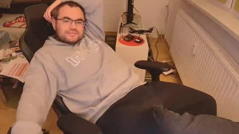 latexboy893 online show from December 17, 7:53 pm