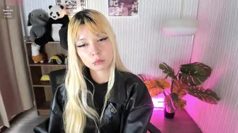 laukyubey1 online show from March 3, 8:49 pm