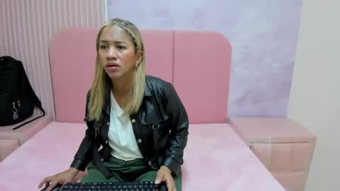 laura_aura26 online show from May 7, 2:13 pm