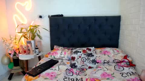 LAURA online show from April 2, 5:53 pm