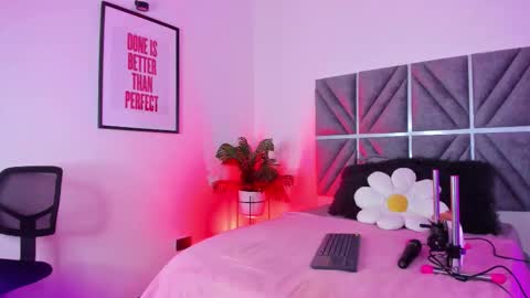 laura_dicardy online show from March 26, 8:25 pm